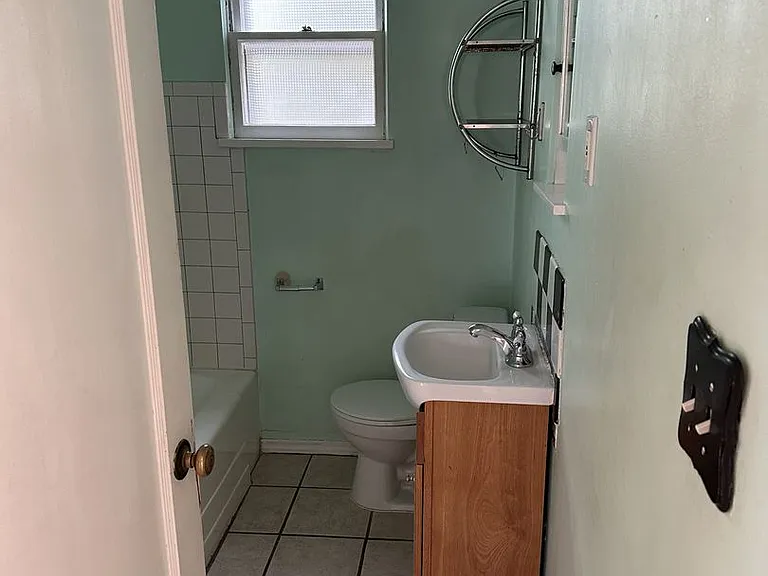 1005 NE D St — Photo 17