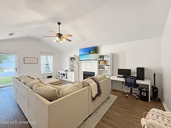 3rd image of 319 Swan Dr