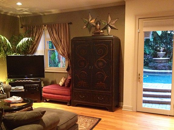 living room/pool view