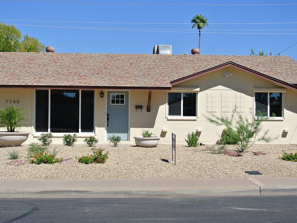 Great Curb Appeal!