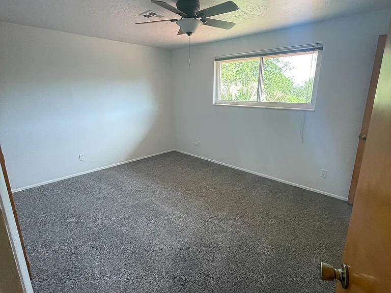 345 W 600 N — Photo 24