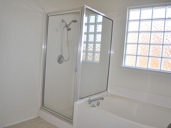 master shower/tub