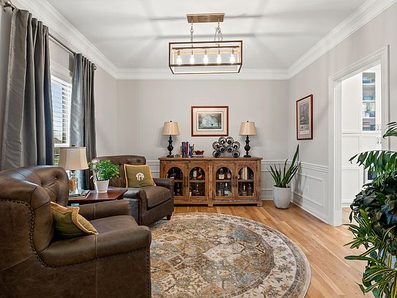 5th image of 404 Barroway Ln