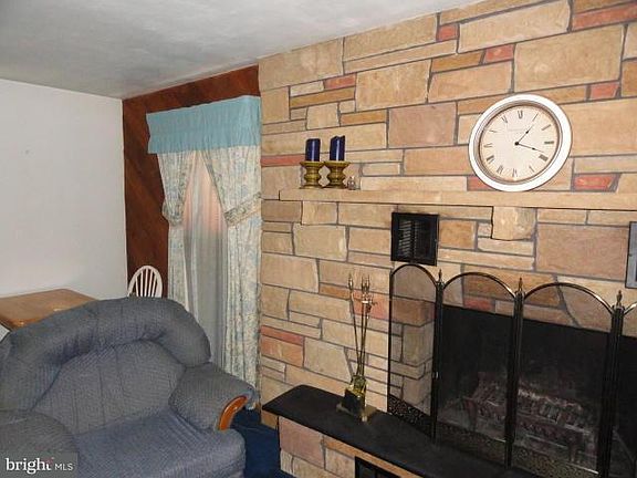 4th image of 2318 Lehman St