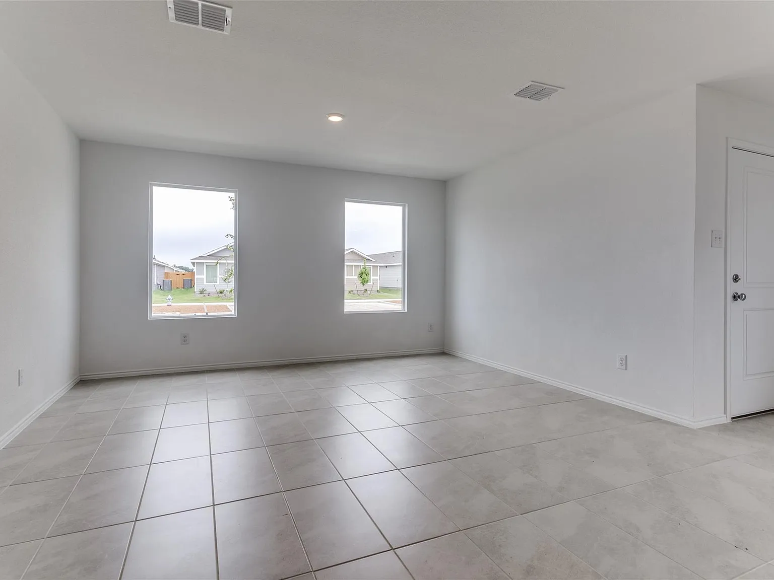 4 bed, 1300 sqft, $1,999 — Photo 4