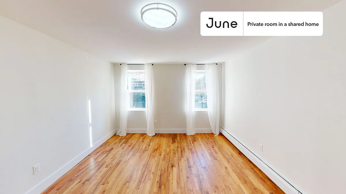 Queen bedroom in 3 bed/1 bath home in Bedford-Stuyvesant #1793 C — Photo 2