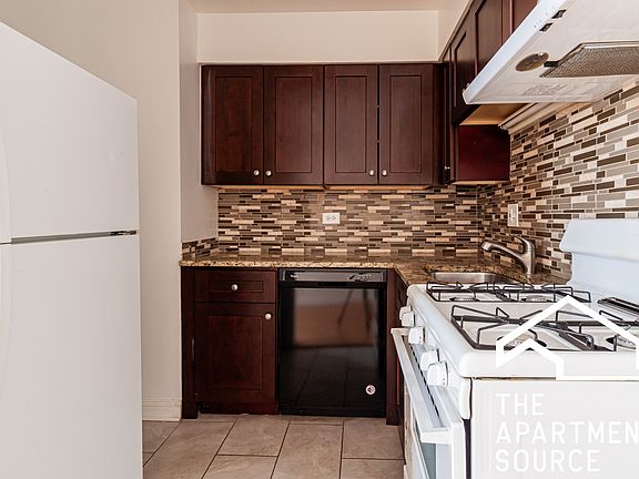 3rd image of 3710 N Pine Grove Ave APT 218