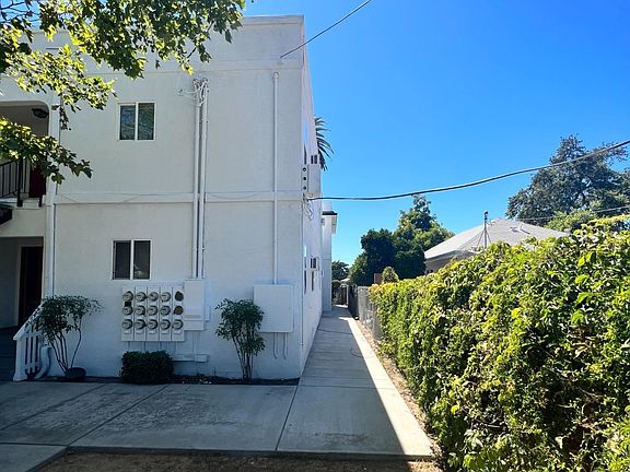 5th image of 104 N Calaveras St