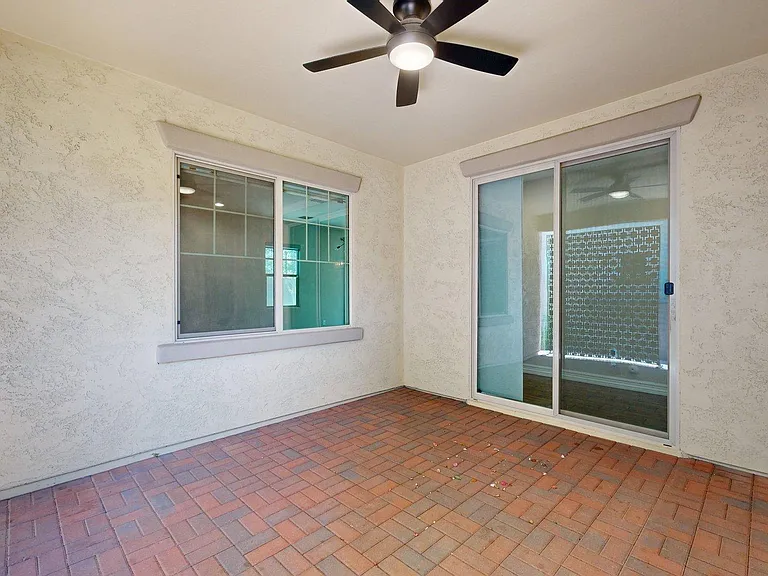209 E Beatryce St — Photo 5