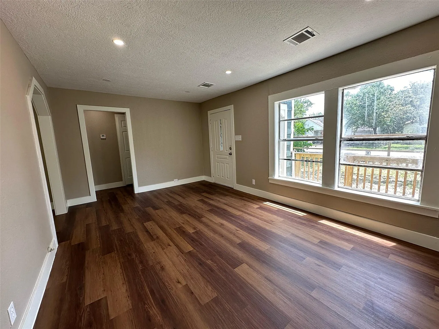 2 bed, 1.0 bath, 810 sqft, $2,200 — Photo 4