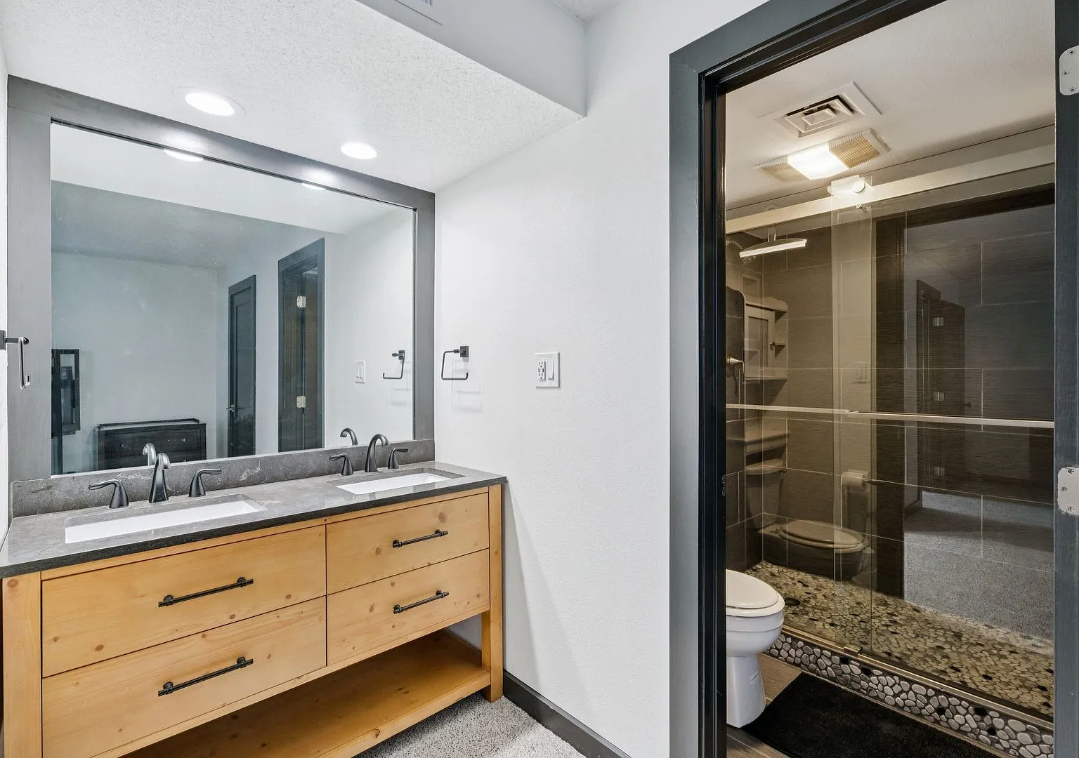 Fully Updated Move-In-Ready Townhouse — Photo 2