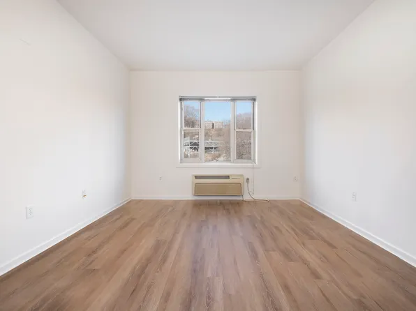 55 Riverwalk Place image 3 of 34