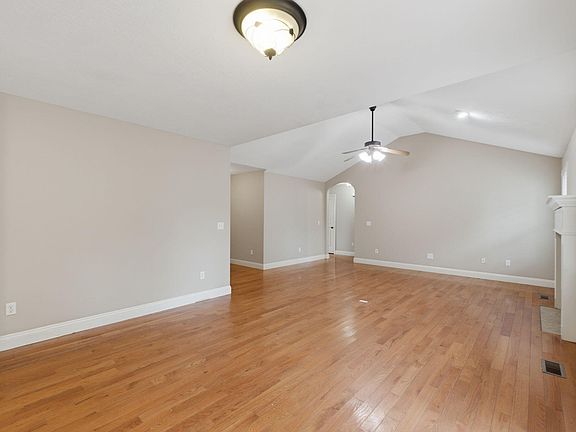5th image of 889 W Crestwood Street