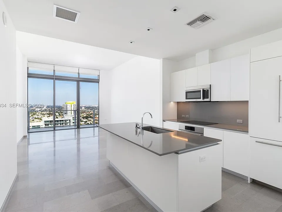 68 SE 6th St #4006