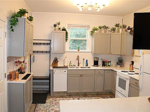 4th image of 143 W Balview Ave #2