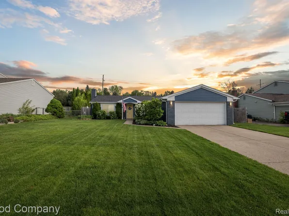 1255 Meadowood Dr, Waterford, MI 48327
