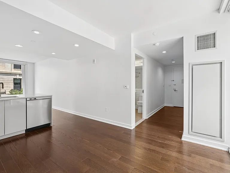 400 W 113th St #327 — Photo 3
