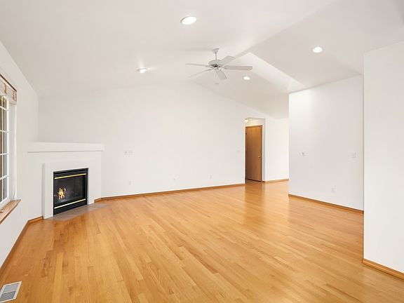 3rd image of 5325 113th Pl NE
