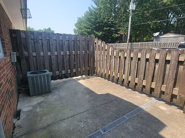 922 E Illinois St — Photo 22