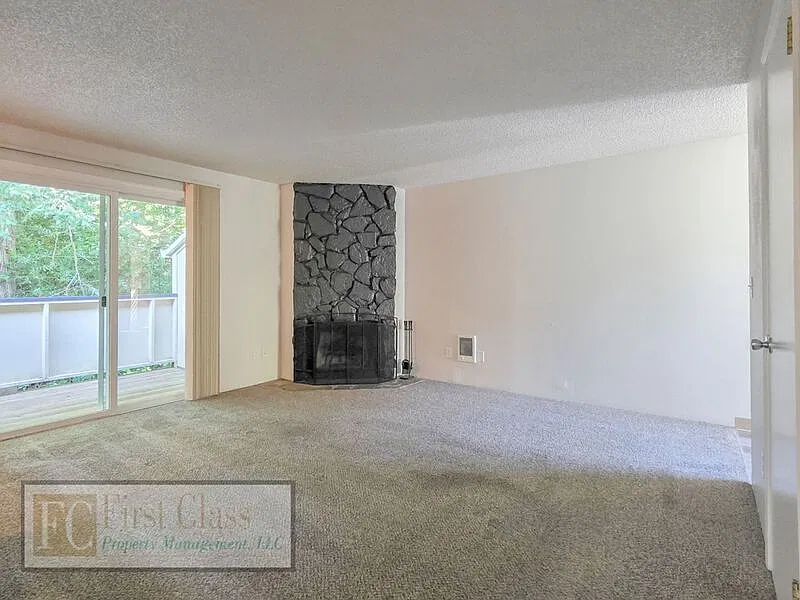 2 bed, 1.0 bath, 880 sqft, $1,595 — Photo 2