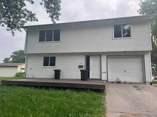 205 Eastern Ave, Grafton, ND 58237