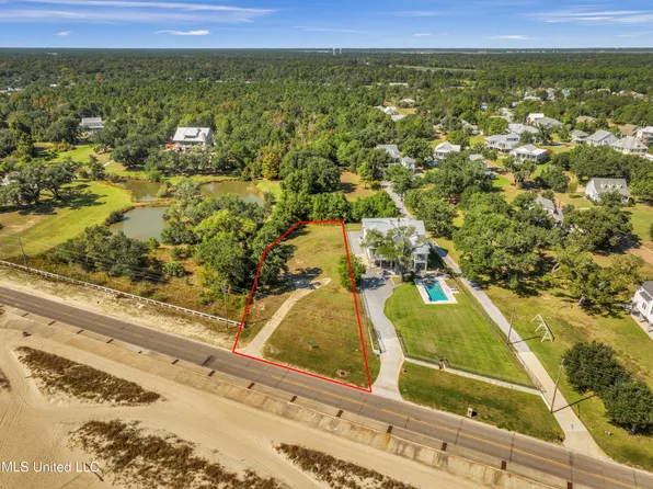 635 N Beach Blvd, Waveland, MS 39576