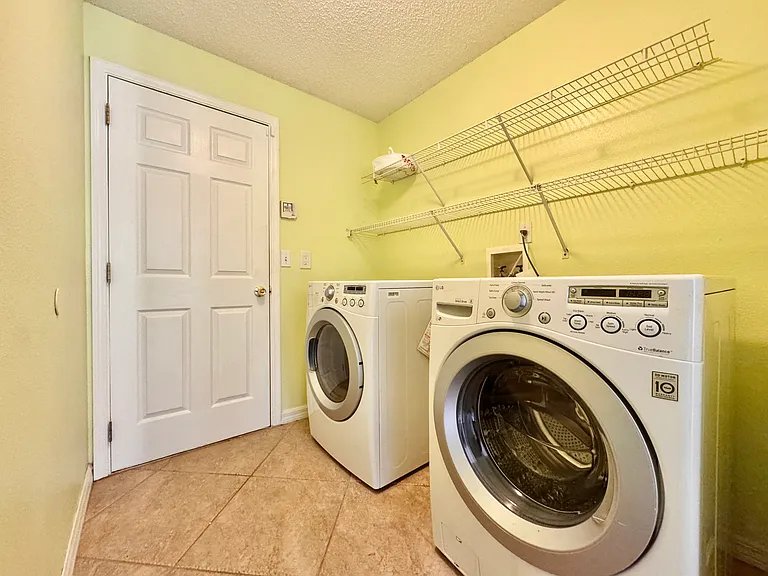 641 Samantha Ln — Photo 11