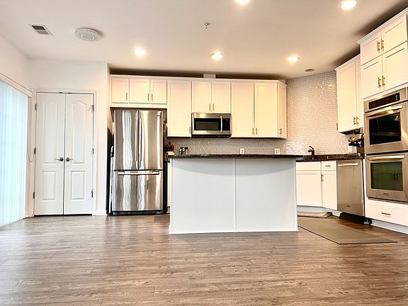 3rd image of 2325 Kew Gardens Dr