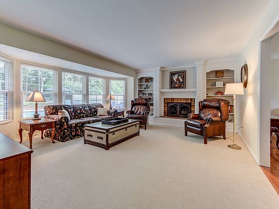 2nd image of 15333 Scarborough Ct