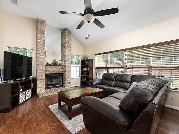 4th image of 1057 Hampshire Pl