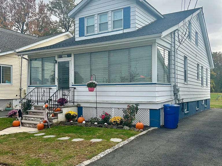 19 Rose Ave — Photo 1