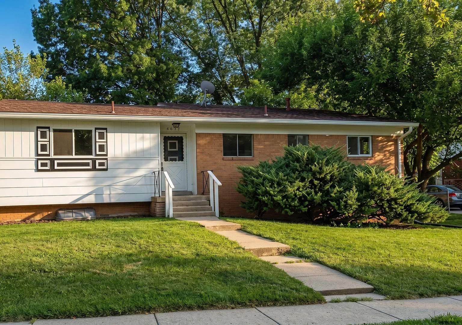 Huge Split Level in Convenient Aspen Hill! — Photo 1