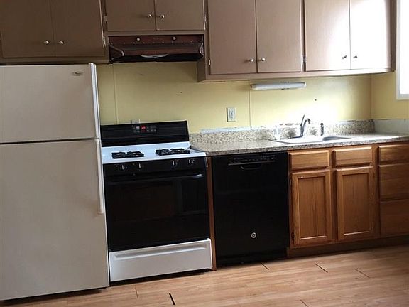 2nd image of 475 Hudson Ave APT Bsmt