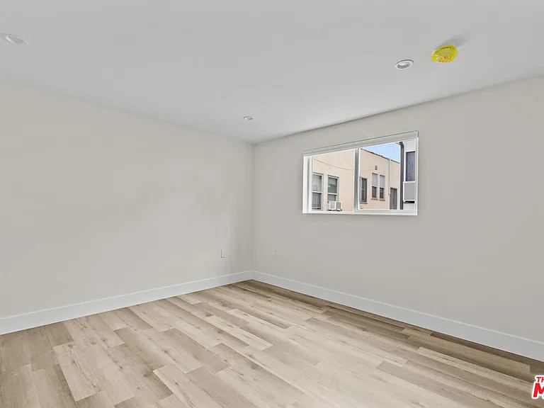 546 N Genesee Ave — Photo 12