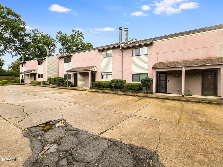 110 W Bayou Pkwy #102 — Photo 2