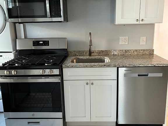 Granite countertops, gas stove, microwave and dishwasher