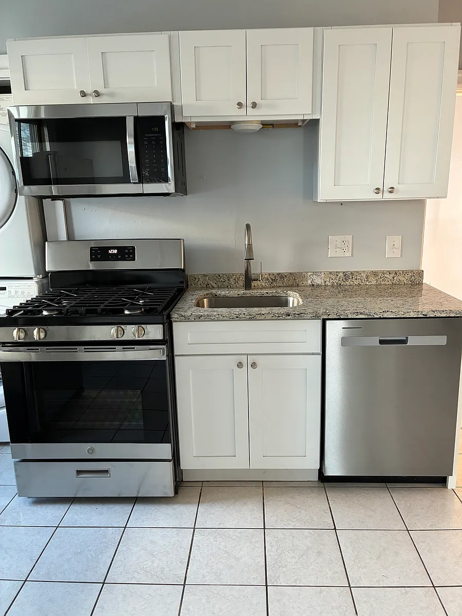Granite countertops, gas stove, microwave and dishwasher - 168 Prospect St #C