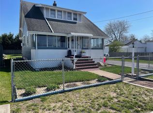 51 Grove St, Lindenhurst, NY 11757