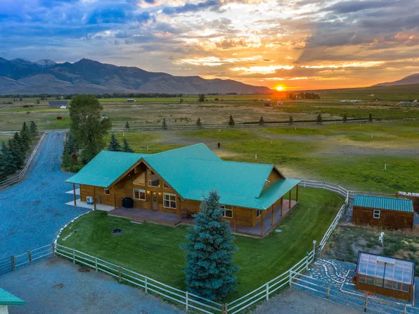 181 Crows Nest Loop, Mackay, ID 83251