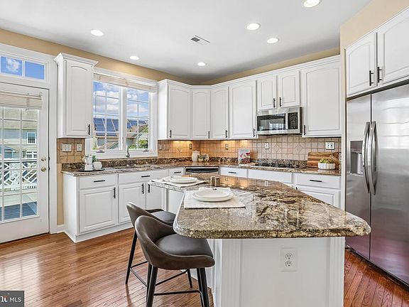 4th image of 614 Linslade St
