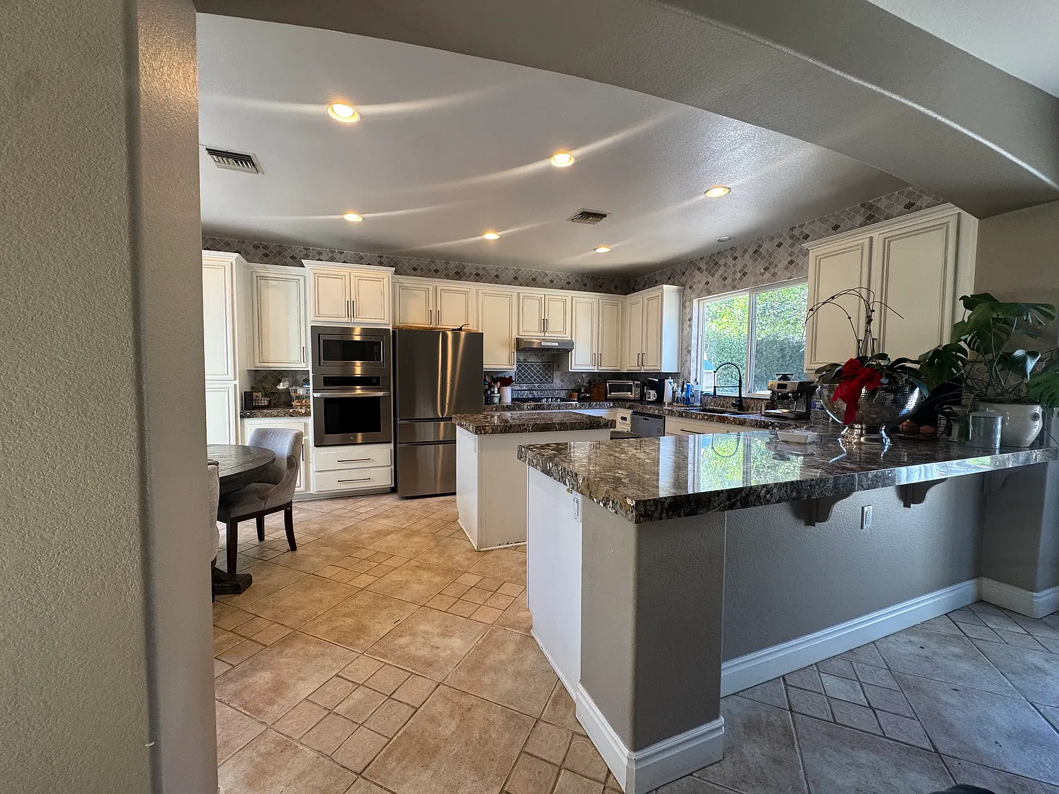 5 bed, 3.5 bath, 3250 sqft, $6,795 — Photo 3