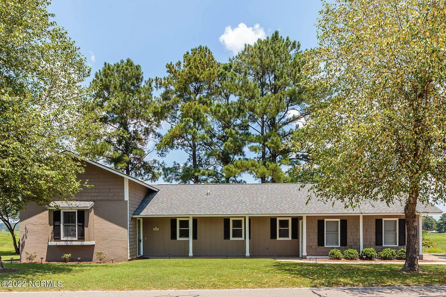 3 bed, 2.5 bath, 1306 sqft, $1,900 — Photo 1
