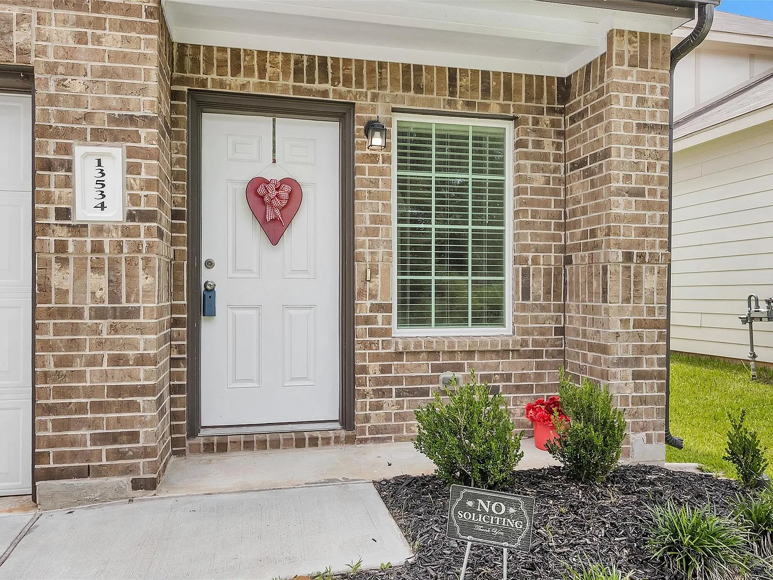 3 bed, 2.5 bath, 1633 sqft, $1,950 — Photo 2