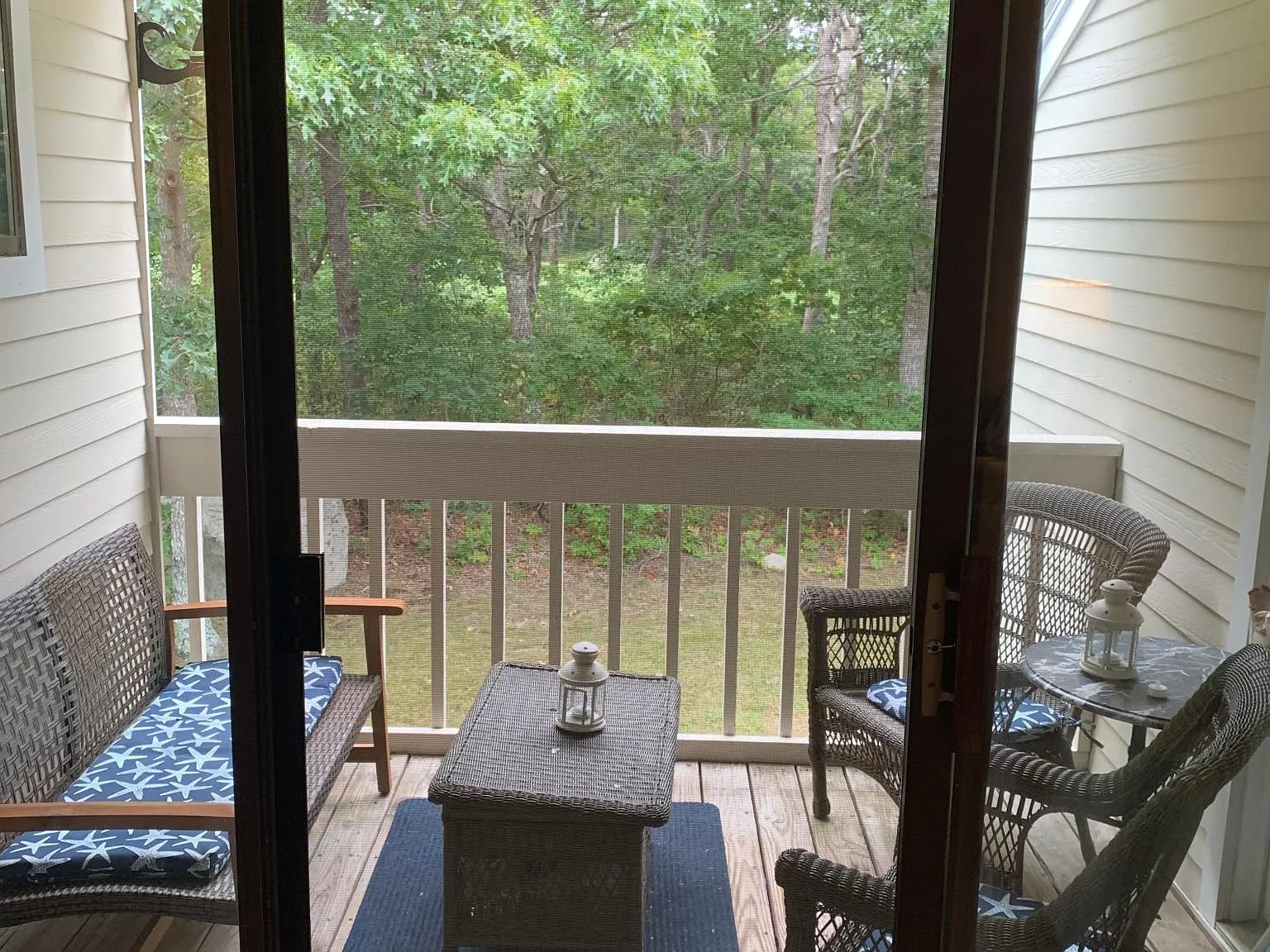 218 Eaton Ln — Photo 2
