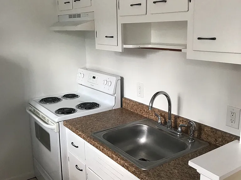 Emerald Village Apartments — Photo 26
