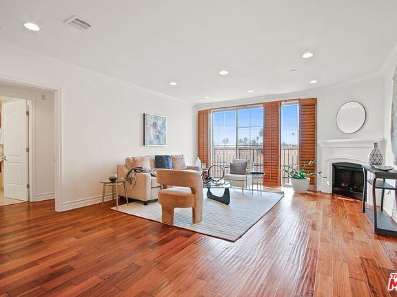 3rd image of 837 N Hudson Ave Unit 304