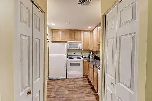 1 bed, 1.0 bath, 790 sqft, $1,600 — Photo 2
