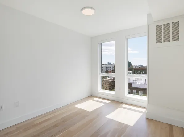 195 Clarkson Avenue image 5 of 12