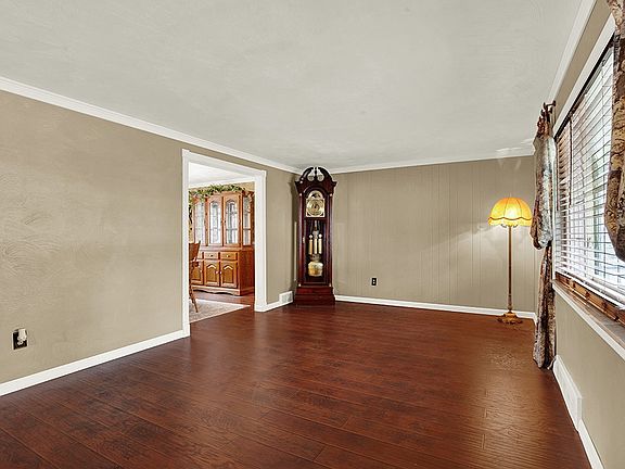 4th image of 568 Rainier Dr
