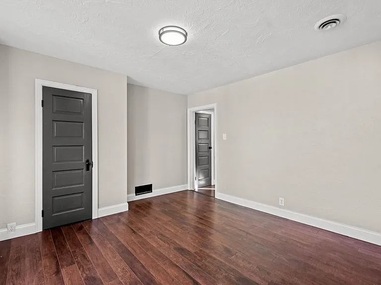 1653 Suburban Avenue — Photo 13
